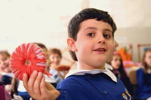 un bimbo della scuola pubblica scopre il valore della manualità. che gioia!!