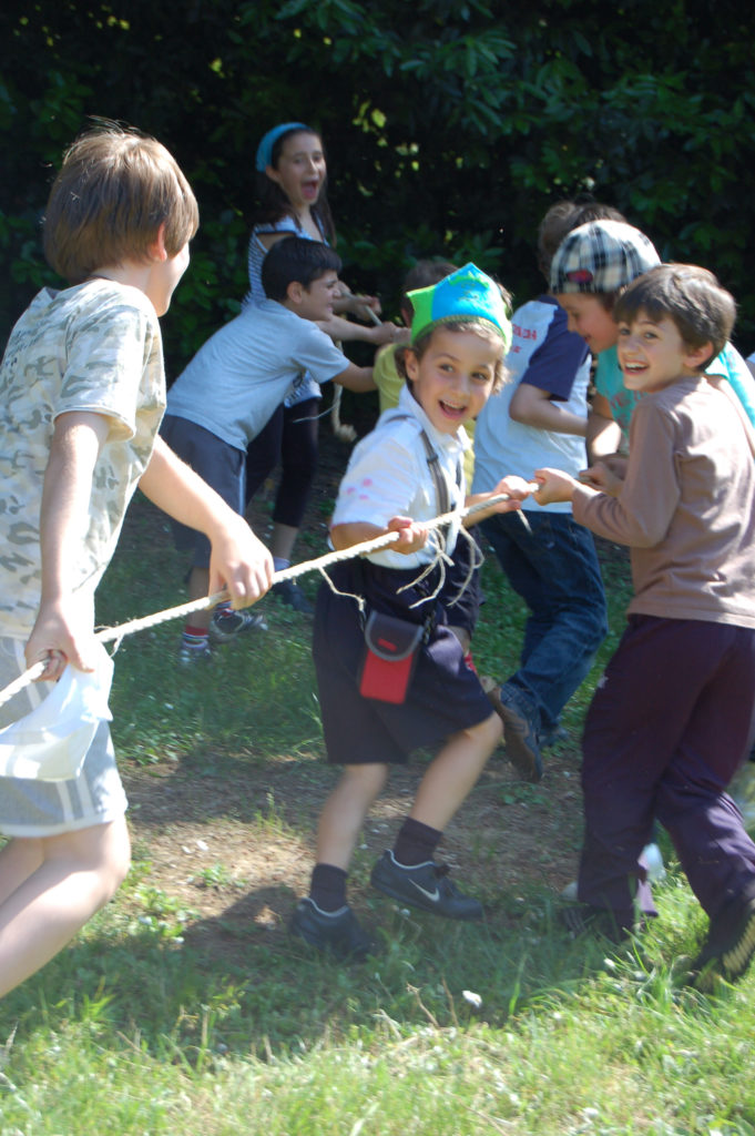 bambini giocano all'aperto VIVERE SEMPLICE